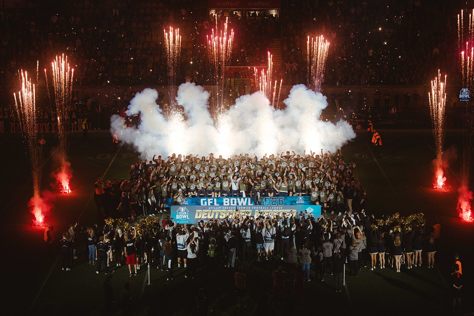 Siegerehrung der Dresden Monarchs mit Feuerwerk im Rudolf-Harbig-Stadion