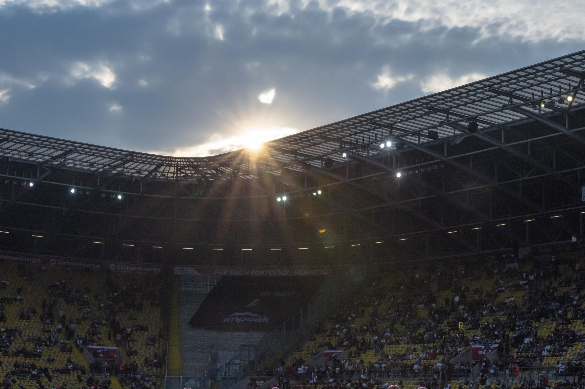 Abendlicht über dem vollen Rudolf-Harbig-Stadion