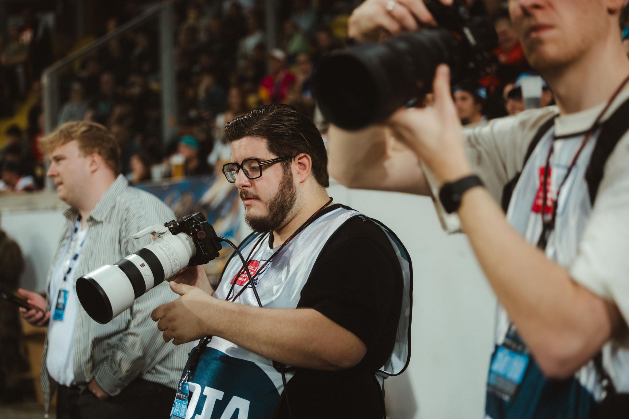 Fotografen und Kameraleute am Spielfeldrand
