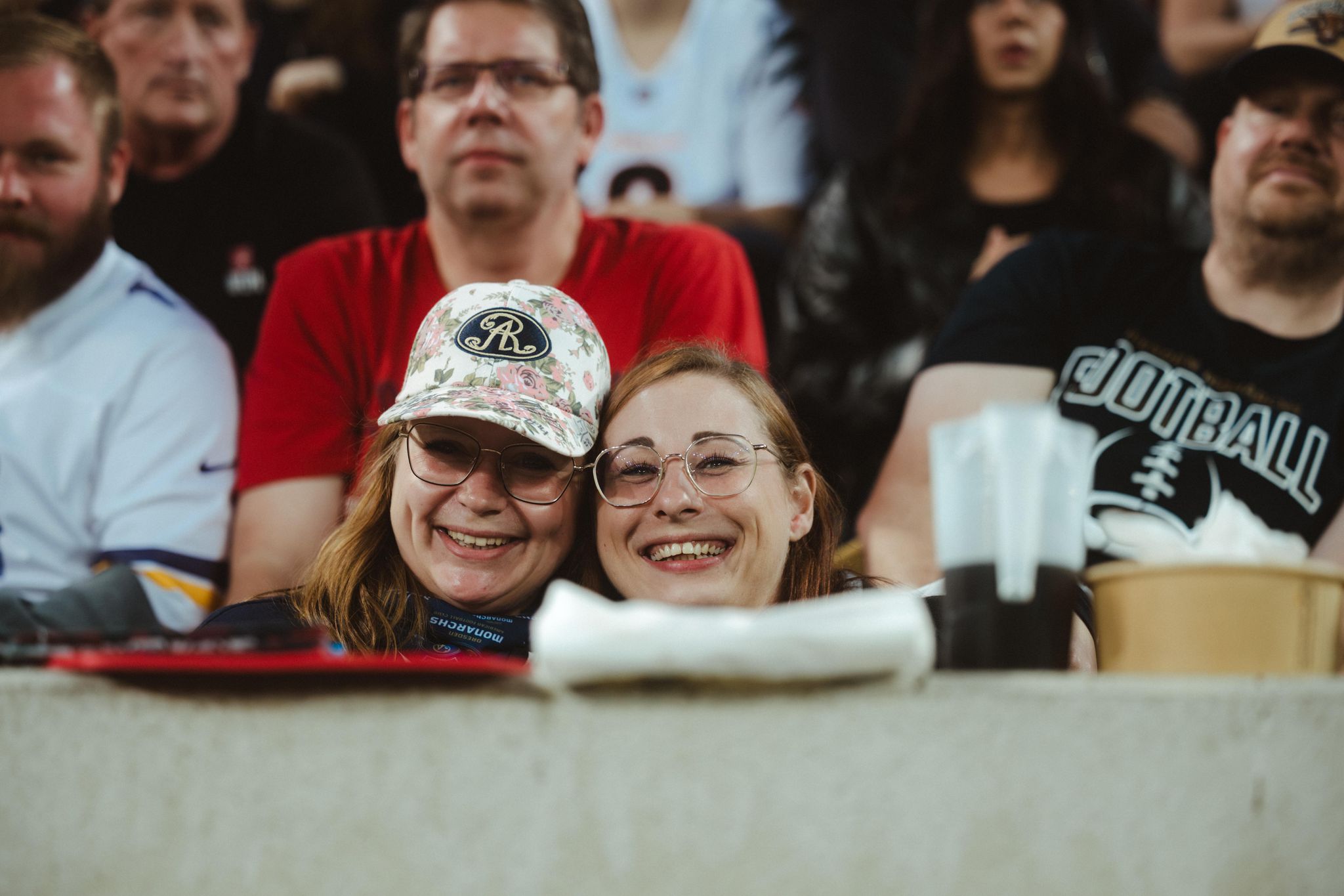 Zwei Fans lachen auf der Tribüne