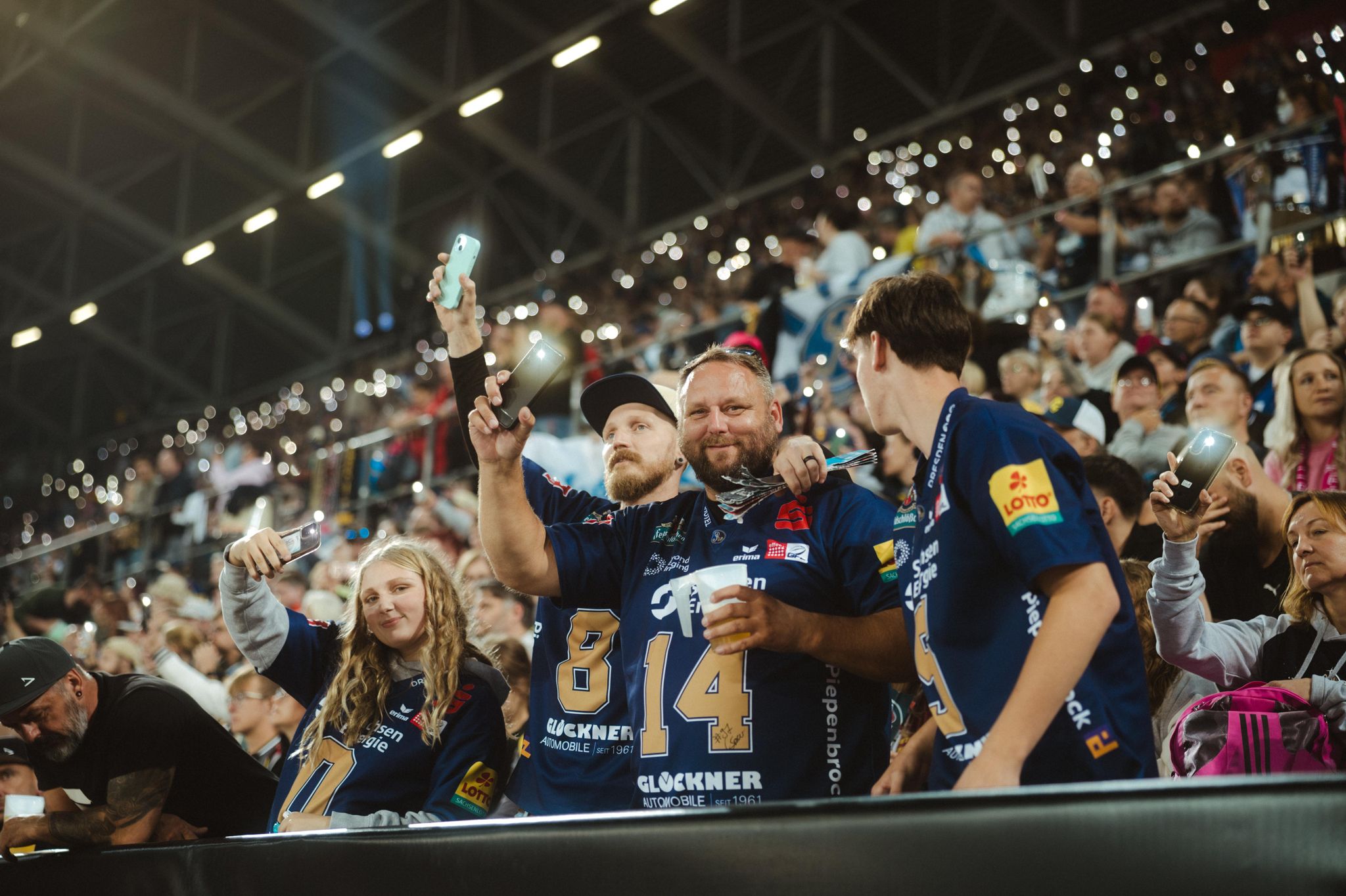 Spieler feiern mit Fans am Zaun