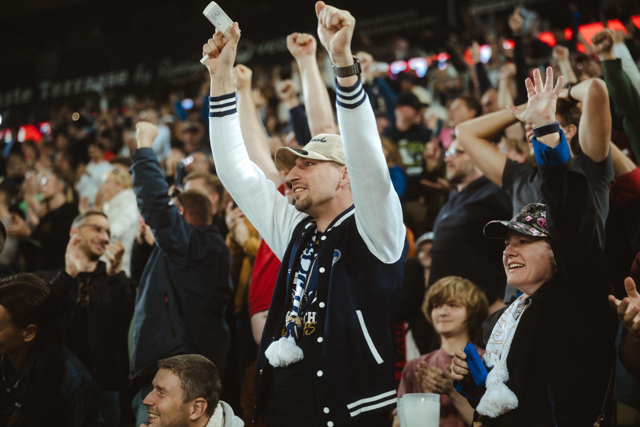 Fans jubeln auf den Rängen