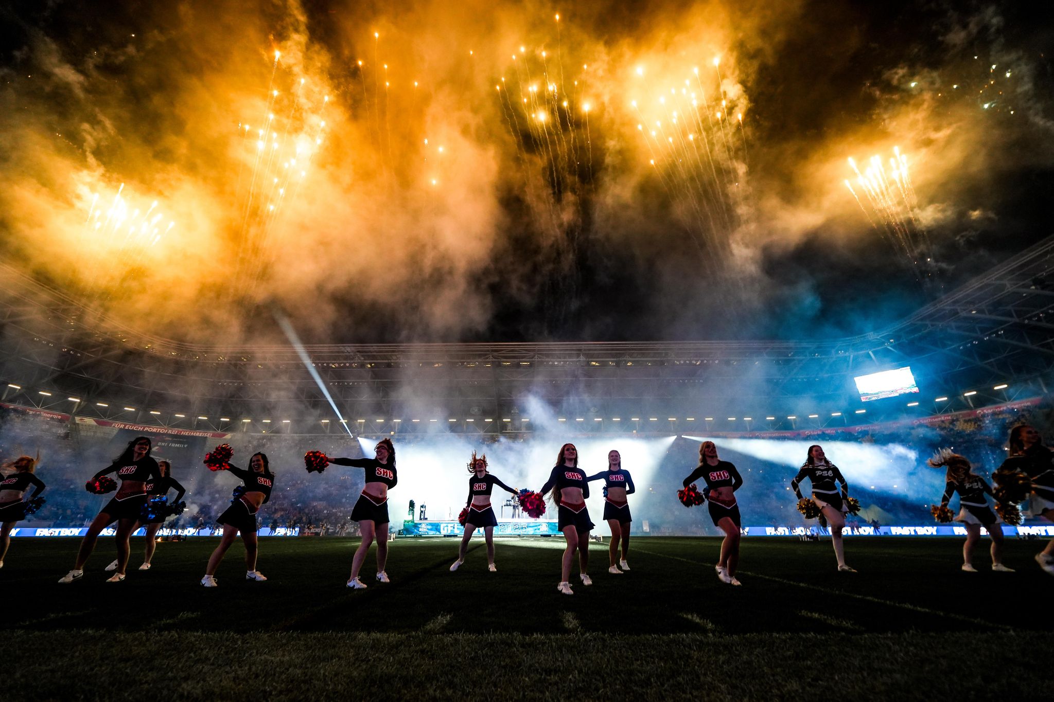 Cheerleader vor Feuerwerk in der Halbzeitshow